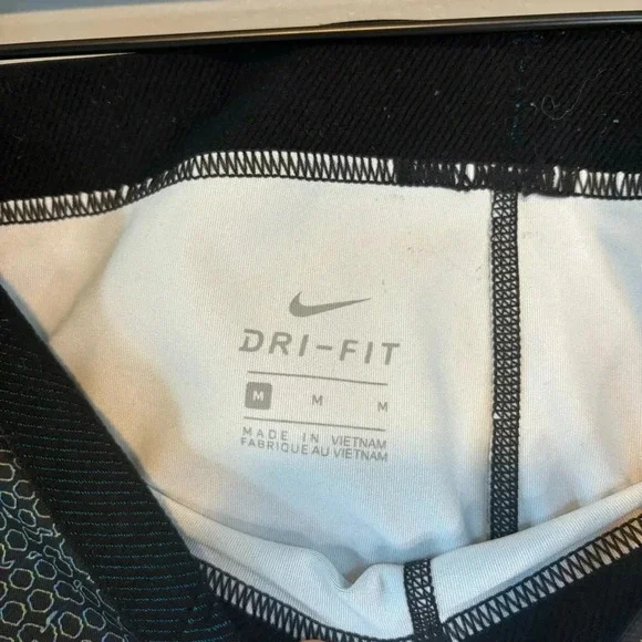 Nike Dri-Fit Medium Victory Base Layer Tight Fit Crop Legging - Picture 6 of 6